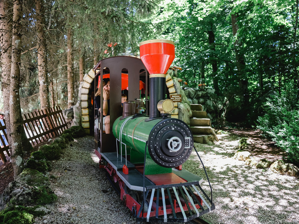 Spielauto fahrt im Freizeitpark Traumland bei der Bärenhöhle auf der Schwäbischen Alb.