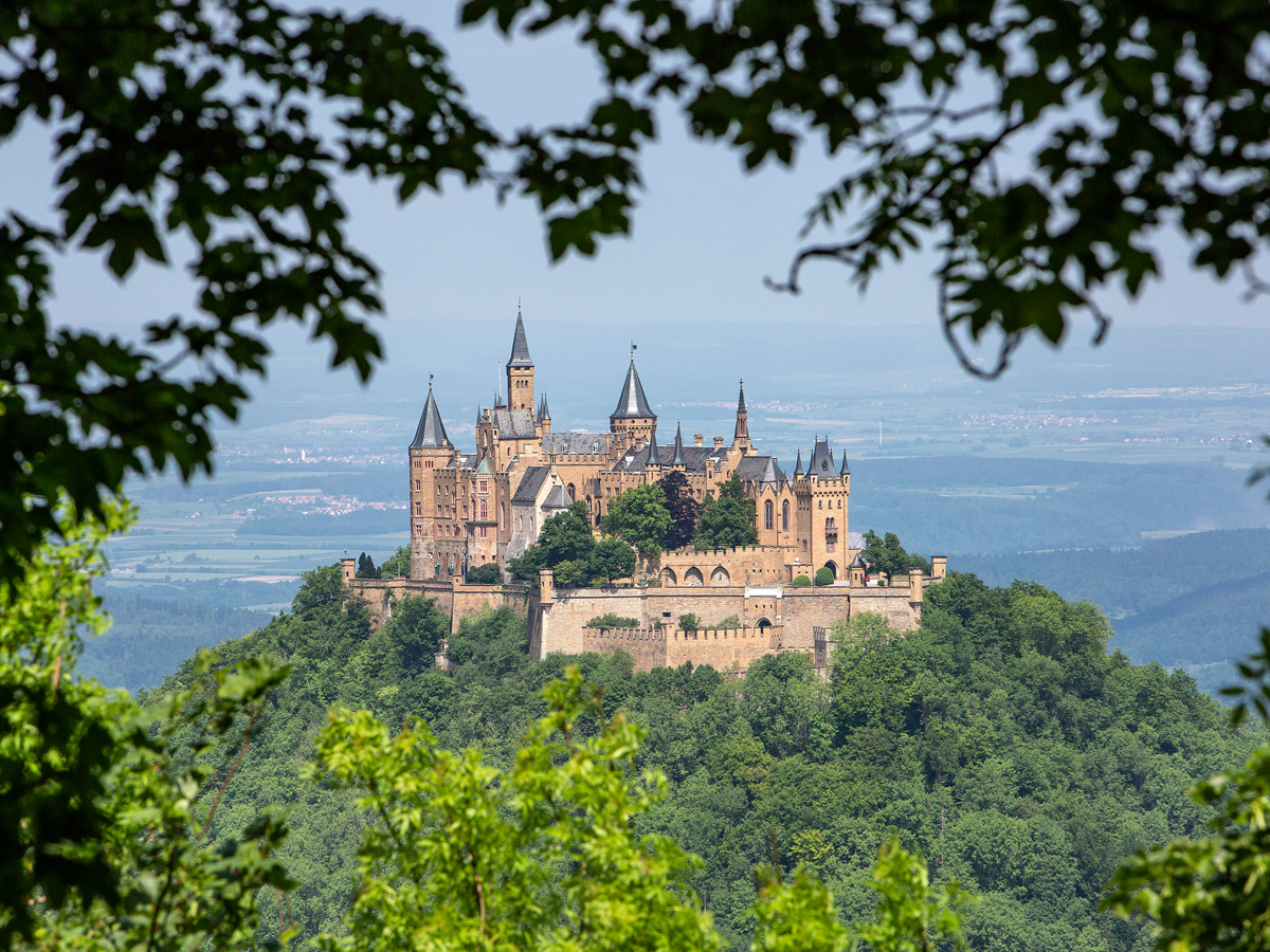 Die Burg Hohenzollern liegt im Herzen Baden-Württembergs und ist die erste mittelalterliche Burg der Grafschaft Zollern. Die Burg ist umgeben von Wald und bietet einen sehr schönen Ausblick aus die nahegelegenen Gemeinden.