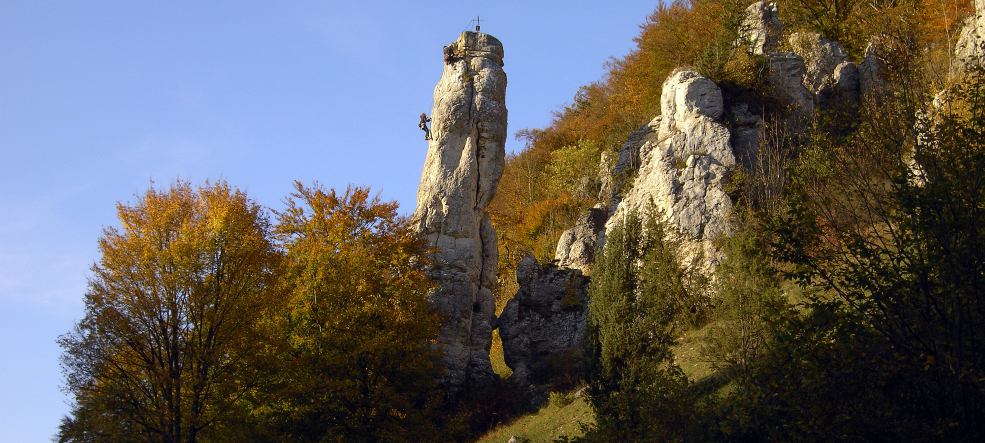 Spitzer Stein von Gundelfingen mit zwei Klettern in der Abendsonne.